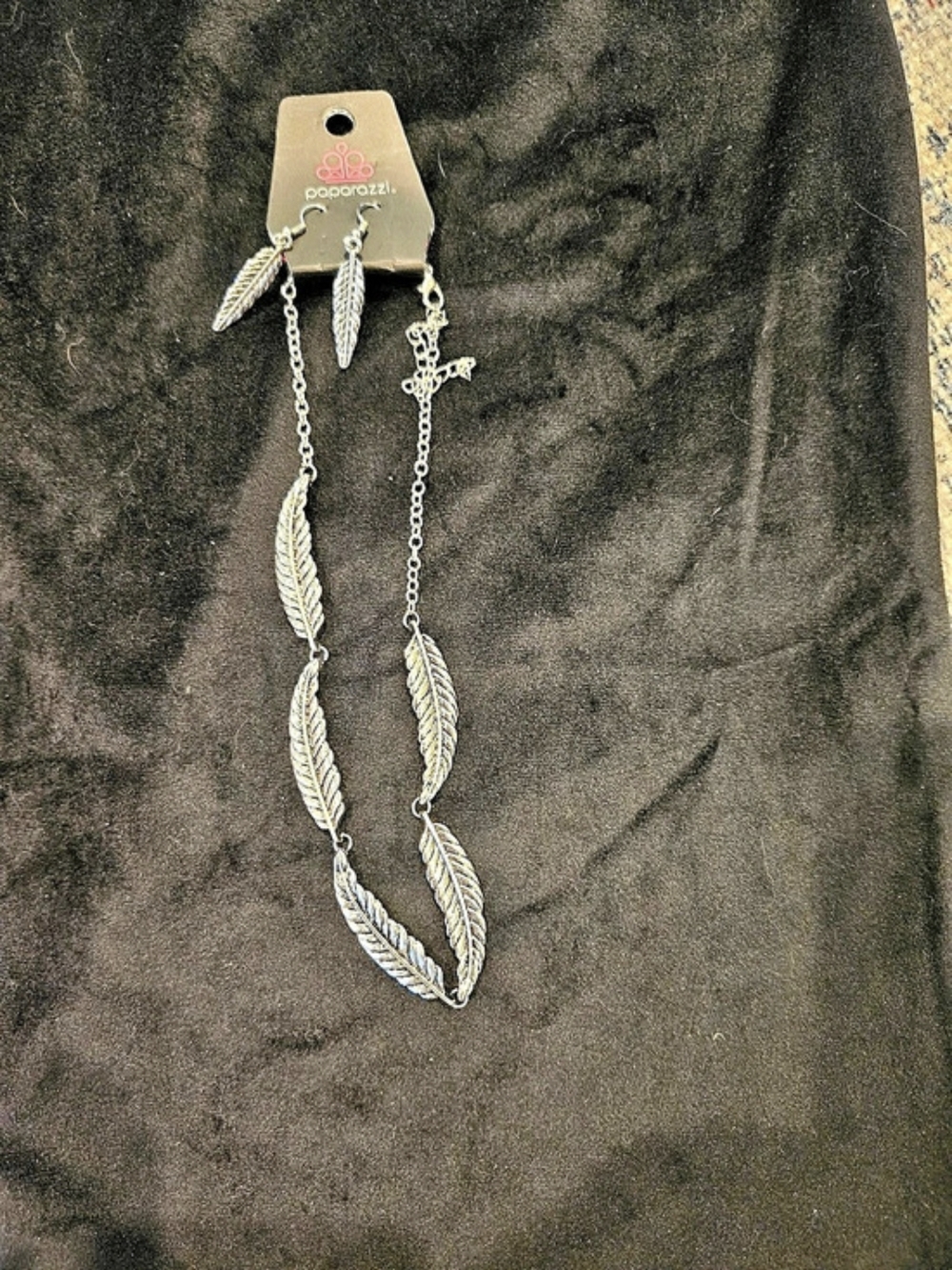 Paparazzi Feather Link Necklace NWT in Silver